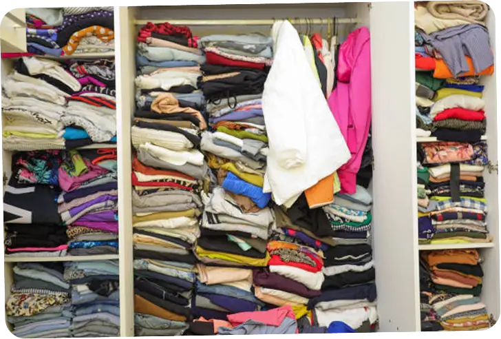クローゼットに収納された衣類
